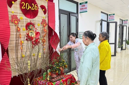 Không gian Tết bên hành lang tại Bệnh viện đa khoa Mỹ Đức (Sở Y tế Hà Nội).