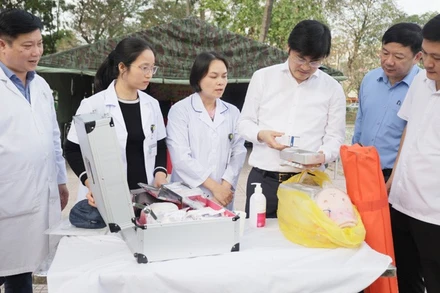 Giám đốc Sở Y tế Hà Nội Nguyễn Trọng Diện kiểm tra các đơn vị phục vụ y tế bắn pháo hoa Tết Nguyên đán Bính Ngọ 2026 trên địa bàn Hà Nội.