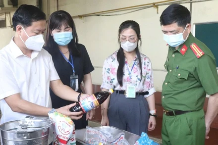 Các cơ quan chức năng kiểm tra các cơ sở sản xuất, kinh doanh thực phẩm trên địa bàn Hà Nội.