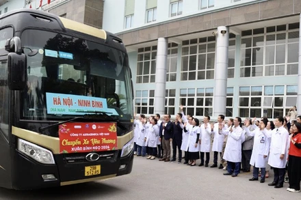 Lãnh đạo Bộ Y tế và các y, bác sĩ Bệnh viện K tiễn người bệnh, người nhà người bệnh về quê ăn Tết Nguyên đán Bính Ngọ.