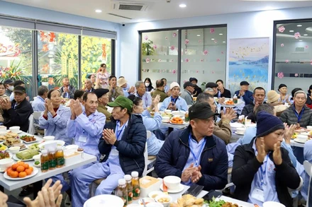 Người bệnh vui vẻ bên nhau ăn Bữa cơm "Tất niên" tại cơ sở Tam Hiệp (Bệnh viện K).