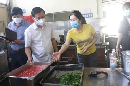 Các cơ quan chức năng kiểm tra các cơ sở sản xuất, kinh doanh thực phẩm trên địa bàn thành phố Hà Nội.