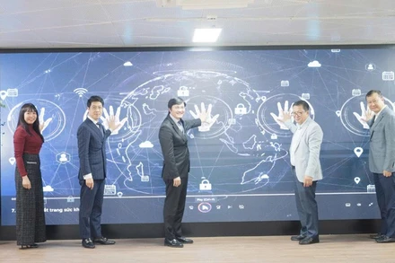 Lãnh đạo Sở Y tế và các đại biểu ấn nút ra mắt giao diện Trang điện tử chuyên ngành "Sức khỏe Thủ đô".