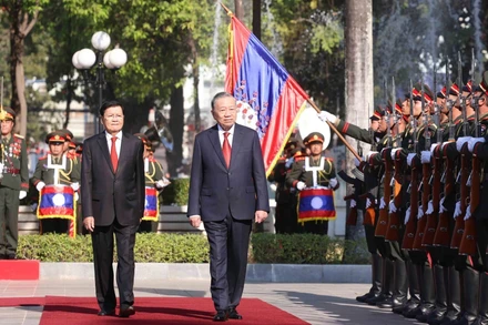 Tổng Bí thư Tô Lâm và Tổng Bí thư, Chủ tịch nước Lào Thongloun Sisoulith duyệt Đội danh dự Quân đội Nhân dân Lào. (Ảnh: THỐNG NHẤT/TTXVN)