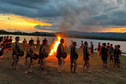 Đồng bào Gia Rai biểu diễn cồng chiêng bên lửa trại tại Tây Nguyên. (Ảnh: PHONG ĐIỆP)