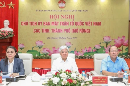Các đồng chí chủ trì hội nghị.