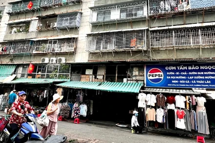 Nhiều hộ dân tại chung cư Thanh Đa (phường Bình Quới, Thành phố Hồ Chí Minh) cơi nới, lắp đặt các khung sắt kiên cố bít ban-công cũng là lối thoát hiểm của căn hộ.