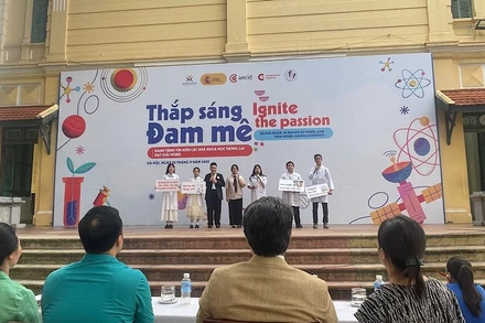 Sự kiện “Thắp sáng đam mê” mong muốn nuôi dưỡng đam mê làm khoa học của các em học sinh. 
