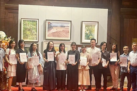 Trao chứng nhận cho các tác giả tham gia triển lãm.