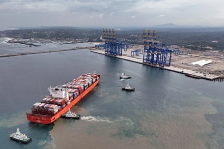 Tàu chở hàng hóa tại cảng Vizhinjam ở Thiruvananthapuram, Ấn Độ. (Nguồn: ANI/TTXVN)
