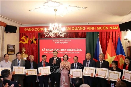 Phó Chủ tịch Quốc hội Nguyễn Thị Thanh tại Lễ trao Huy hiệu 55, 50, 45, 40 và 30 năm tuổi Đảng cho 11 đảng viên kiều bào. (Ảnh: VIỆT DŨNG - TTXVN)