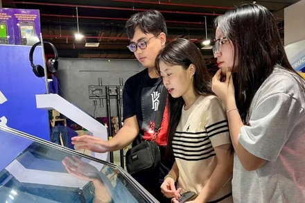 Bạn đọc trải nghiệm sách điện tử tại triển lãm “80 năm Hành trình Độc lập-Tự do-Hạnh phúc”.