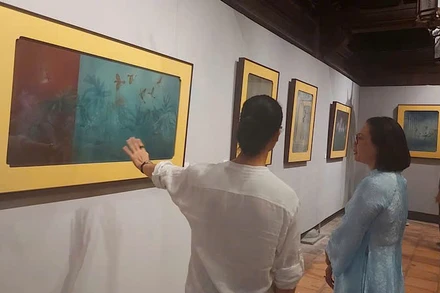 Họa sĩ Trường Thịnh giới thiệu về các tác phẩm của mình.