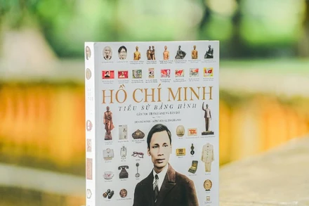Cuốn sách “Hồ Chí Minh – Tiểu sử bằng hình” với gần 700 bức ảnh, tranh vẽ, hình chụp hiện vật và tượng đài cùng một số bản đồ, lược đồ.