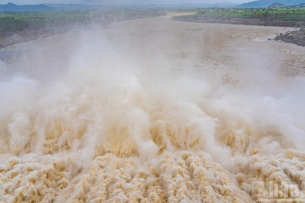 Theo đại diện thủy điện này, trong ngày 25/11, mức xả đang được khống chế ở ngưỡng dưới 2.000 mét khối mỗi giây.