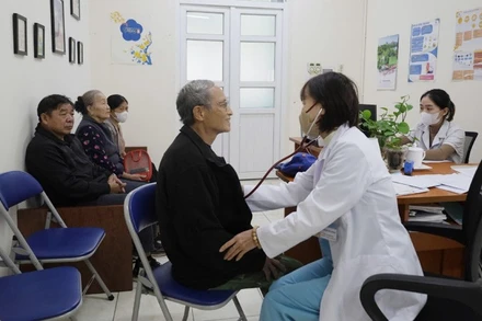 Các y, bác sĩ Trạm Y tế xã Sóc Sơn (thành phố Hà Nội) khám bệnh cho người dân trên địa bàn