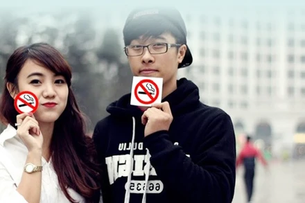 Học sinh, sinh viên tuyên truyền tác hại của thuốc lá đối với sức khỏe.