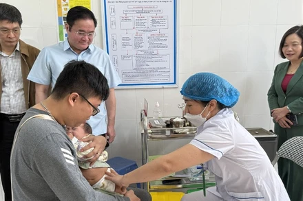 Tiêm vaccine phòng bệnh cho trẻ em trên địa bàn Hà Nội.