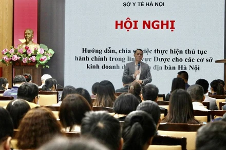 Đại diện Phòng Nghiệp vụ y (Sở Y tế Hà Nội) chia sẻ, hướng dẫn quá trình chuyển đổi số thủ tục hành chính lĩnh vực dược tại hội nghị.