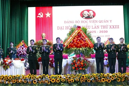 Lãnh đạo Bộ Quốc phòng tặng lẵng hoa chúc mừng Đại hội.