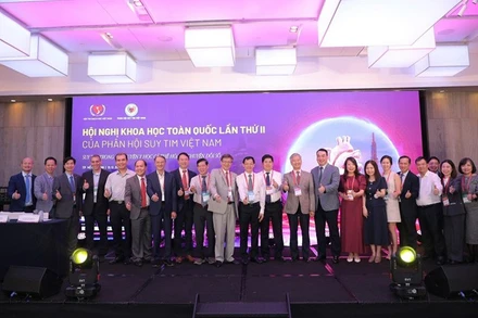 Các đại biểu chụp ảnh lưu niệm tại Hội nghị Suy tim toàn quốc lần thứ II.