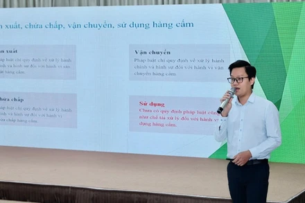 Các diễn giả trao đổi, cung cấp thông tin về thuốc lá điện tử, thuốc lá nung nóng.