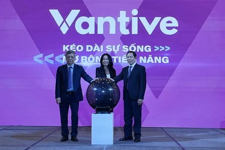 Các đại biểu bấm nút khởi động tại Lễ ra mắt Công ty trách nhiệm hữu hạn Vantive Việt Nam Healthcare.