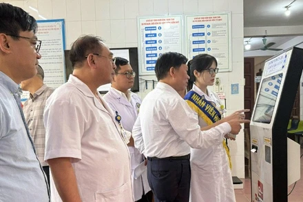 Các thành viên Hội đồng kiểm tra, thẩm định trang thiết bị triển khai hồ sơ bệnh án điện tử tại Bệnh viện đa khoa Thanh Oai.