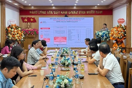 Diễn giả trình bày nội dung nghiên cứu khoa học chuyên ngành nội khoa tại hội nghị.