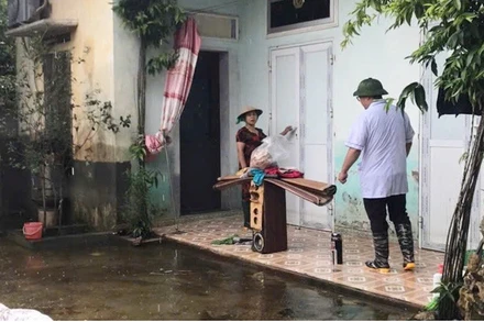 Cán bộ y tế hướng dẫn người dân trên địa bàn Hà Nội vệ sinh môi trường sau mưa bão.