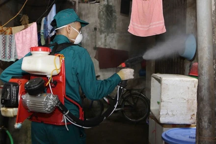 Ngành Y tế Hà Nội tổ chức phun hóa chất phòng, chống bệnh sốt xuất huyết tại cộng đồng.