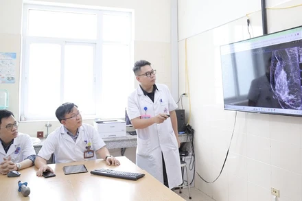 Các y, bác sĩ Bệnh viện K truy cập kết quả điều trị trên hệ thống hồ sơ bệnh án điện tử