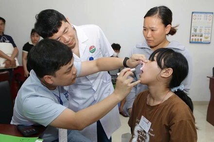 Các y, bác sĩ Bệnh viện Hữu nghị Việt Nam-Cuba khám sàng lọc cho trẻ tại chương trình.
