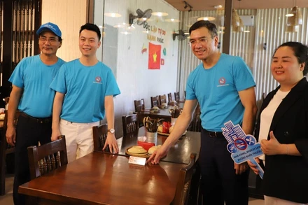 Gắn biển "Không khói thuốc lá" cho nhà hàng, khách sạn trên địa bàn thành phố Huế.