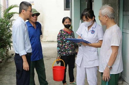 Cán bộ y tế hướng dẫn người dân trên địa bàn Thành phố Hà Nội phòng, chống bệnh sốt xuất huyết tại gia đình và cộng đồng.
