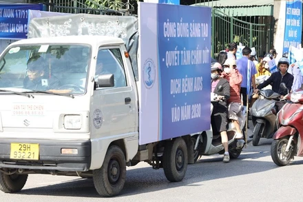 Tuyên truyền, cổ động về công tác phòng, chống HIV/AIDS trên các tuyến giao thông trên địa bàn thành phố Hà Nội.