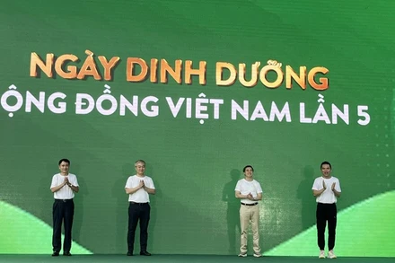 Thứ trưởng Y tế Trần Văn Thuấn và các đại biểu khai mạc Ngày Dinh dưỡng cộng đồng Việt Nam lần thứ 5.