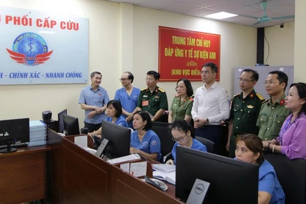 Thứ trưởng Bộ Y tế Trần Văn Thuấn kiểm tra Trung tâm chỉ huy đáp ứng sự kiện A80.