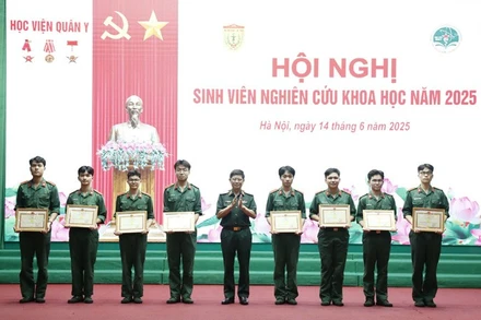 Lãnh đạo Học viện Quân Y trao Bằng khen cho các tác giả đoạt giải.
