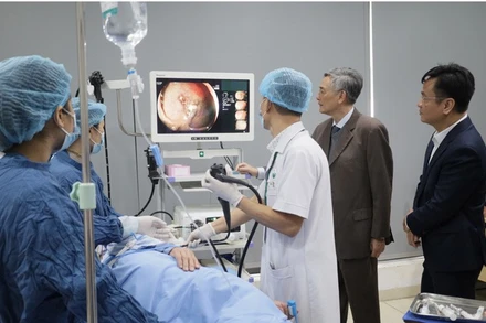 Các y, bác sĩ Bệnh viện đa khoa thực hiện các kỹ thuật trên hệ thống nội soi tiêu hóa do gia đình Giáo sư Đào Văn Long trao tặng.