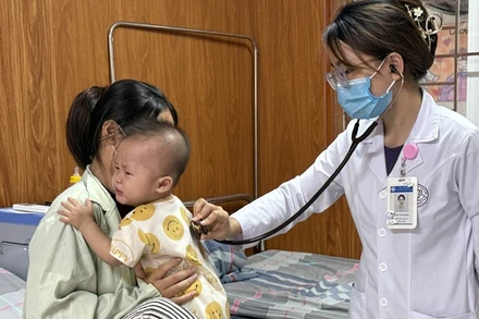 Các y, bác sĩ Bệnh viện đa khoa Mê Linh chăm sóc trẻ mắc cúm A trên địa bàn Thành phố Hà Nội.