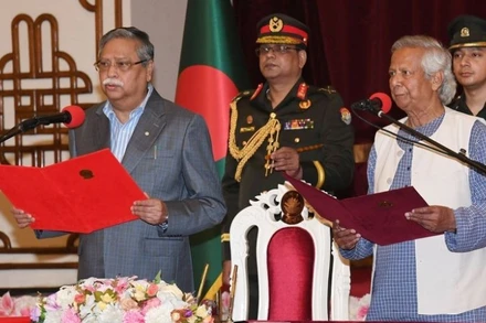 Ông Muhammad Yunus (phải) tuyên thệ nhậm chức người đứng đầu Chính phủ lâm thời Bangladesh, tại Dhaka, ngày 8/8/2024. (Ảnh: THX/TTXVN)