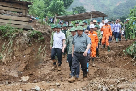 Chiều ngày 3/8, Thủ tướng Phạm Minh Chính và đoàn công tác đã tới hiện trường, thăm hỏi, động viên người dân chịu ảnh hưởng, thiệt hại nặng nề do mưa lũ, sạt lở đất tại xã Na Son, xã Tìa Dình, xã Xa Dung của tỉnh Điện Biên. (Ảnh: Chinhphu.vn)
