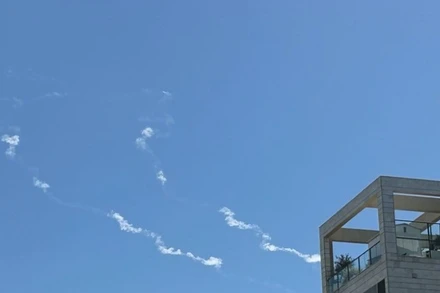 Vệt khói trên bầu trời thành phố Modiin, Israel sau khi hệ thống phòng không nước này đánh chặn tên lửa từ Yemen, ngày 27/3/2025. (Ảnh: THX/TTXVN)