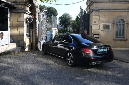 Xe chở đoàn đàm phán hạt nhân giữa Iran và Nhóm E3 tới lãnh sự quán Iran ở Istanbul, Thổ Nhĩ Kỳ ngày 25/7/2025. (Ảnh: Anadolu Agency/TTXVN) 