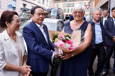 Vợ ông Jacques Savary đón Chủ tịch Quốc hội Trần Thanh Mẫn và Phu nhân Nguyễn Thị Thanh Nga đến thăm gia đình. (Ảnh: DOÃN TẤN/TTXVN) 