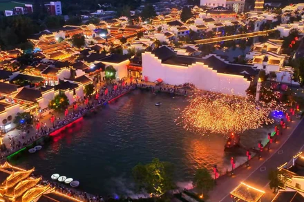 Du lịch đêm ở Thủy trấn Lê Kiều, thành phố Đồng Lăng, tỉnh An Huy, Trung Quốc. (Ảnh: Tân Hoa xã)