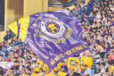 Hội cổ động viên câu lạc bộ Hà Nội cổ vũ trên sân vận động Hàng Đẫy.