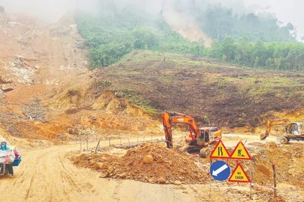 Các đơn vị đang tập trung khắc phục, sửa chữa hư hỏng trên Quốc lộ 40B đoạn qua xã Trà Tân.