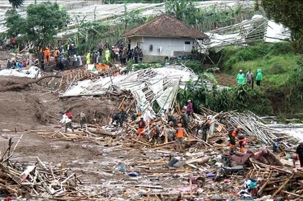 Lực lượng cứu hộ làm nhiệm vụ tại hiện trường vụ lở đất ở huyện Cisarua, Tây Bandung, Indonesia ngày 24/1/2026. (Ảnh: THX/TTXVN)